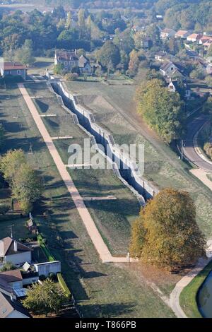 Francia, Yonne, Rogny les Sept Ecluses, la scala di sette blocchi di Briare canal (vista aerea) Foto Stock