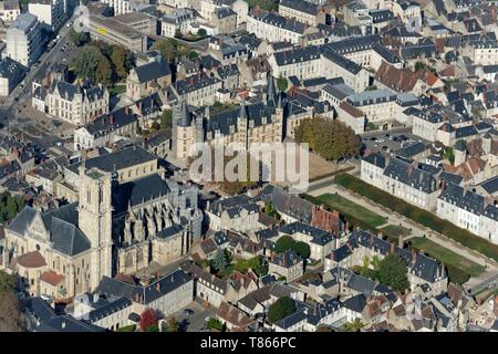 Francia, Nièvre, Nevers, il palazzo ducale, la città, la casa dei duchi di Nevers, la cattedrale di Saint Cyr Sainte Julitte (vista aerea) Foto Stock