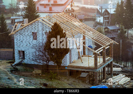 Cottage house edificio in costruzione con pareti fatte di schiuma di cave blocchi di isolamento, tetto in legno telaio e collegato terrazza veranda con mattoni di co Foto Stock