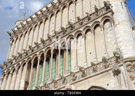 Francia, Cote d'Or, Dijon, doccioni sulla facciata della cattedrale di Notre Dame Foto Stock