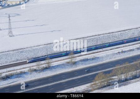 Francia, Seine et Marne, linee di TGV (HST) e l'autostrada A5, in inverno (vista aerea) Foto Stock