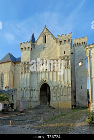 Francia, Indre et Loire, la Valle della Loira sono classificati come patrimonio mondiale dall' UNESCO, Candes Saint Martin, etichettati Les Plus Beaux Villages de France (i più bei villaggi di Francia), chiesa collegiata rafforzato Foto Stock