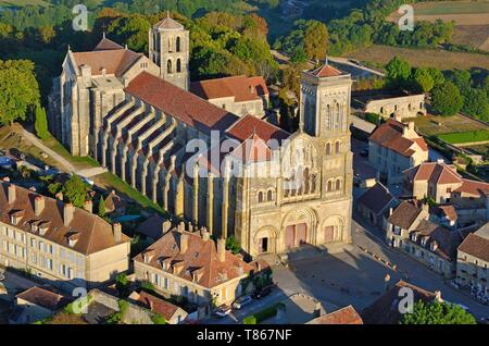 Francia, Yonne, Parc Naturel Regional du Morvan (Parco Naturale Regionale del Morvan), Vezelay, etichettati Les Plus Beaux Villages de France (i più bei villaggi di Francia), Vezelay la chiesa e la collina elencati come patrimonio mondiale dall' UNESCO, Sainte Madeleine Basilica (vista aerea) Foto Stock