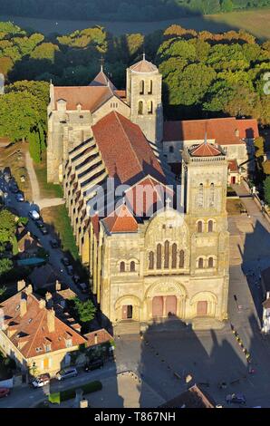 Francia, Yonne, Parc Naturel Regional du Morvan (Parco Naturale Regionale del Morvan), Vezelay, etichettati Les Plus Beaux Villages de France (i più bei villaggi di Francia), Vezelay la chiesa e la collina elencati come patrimonio mondiale dall' UNESCO, Sainte Madeleine Basilica (vista aerea) Foto Stock