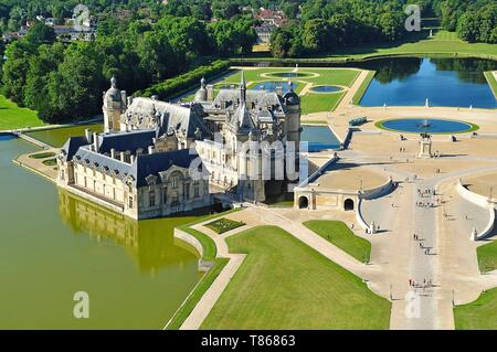 Francia, Oise, Chateau de Chantilly, formale giardino disegnato da Le Notre (vista aerea) Foto Stock