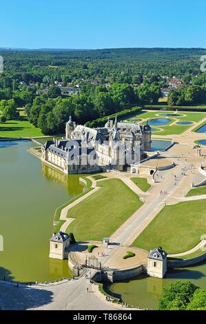 Francia, Oise, Chateau de Chantilly, formale giardino disegnato da Le Notre (vista aerea) Foto Stock