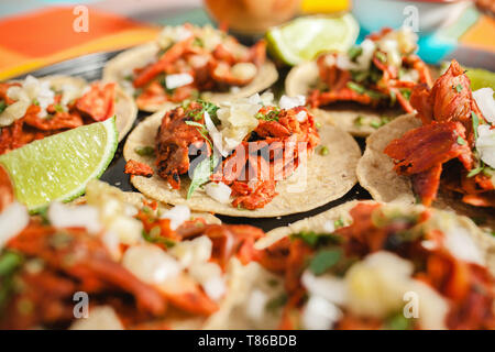 Tacos al pastore, messicano taco, cibo di strada in città del messico Foto Stock