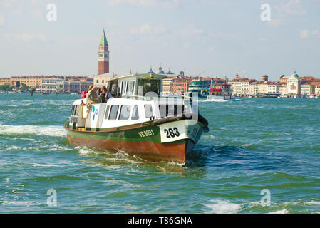 Venezia, Italia - 26 settembre 2017: Vaporetto nella laguna di Venezia in una giornata di sole Foto Stock