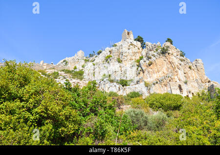 La storica St Hilarion Castello nella regione di Kyrenia, Cipro. L'antica fortezza dal decimo secolo è situato sulla sommità di Kyrenia mountain range. Foto Stock