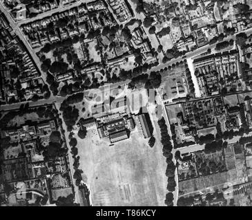 Un bianco e nero fotografia aerea adottate il 21 giugno 1921 mostra Cheltenham College e la zona circostante, nel Gloucestershire, Inghilterra. Foto Stock