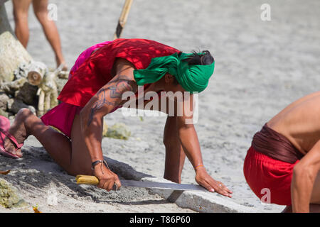 Gli artisti interpreti o esecutori prendere parte all'annuale festival reinactnment della battaglia di Mactan,Lapu Lapu, Cebu, Filippine.L'evento rappresenta l'arrivo degli spagnoli Foto Stock