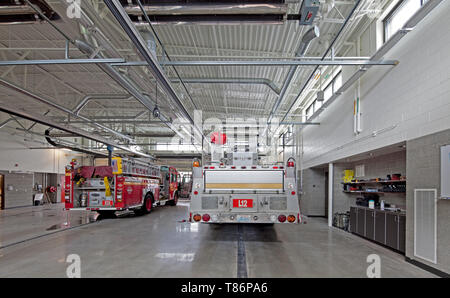 Il fuoco di camion in un Firehouse Bay Foto Stock