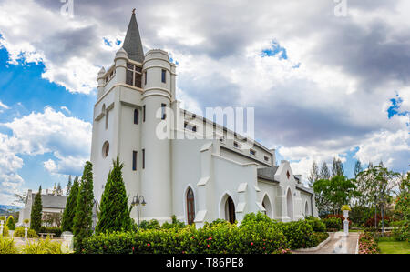 Panorama della bella chiesa bianca in mezzo alla valle e la natura a Pak Chong Nakhon Ratchacima Thailandia Foto Stock