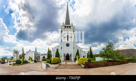 Panorama della bella chiesa bianca in mezzo alla valle e la natura a Pak Chong Nakhon Ratchacima Thailandia Foto Stock