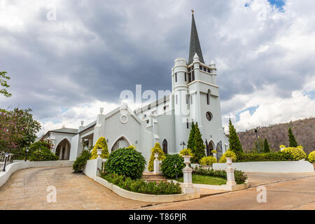 Bella chiesa bianca in mezzo alla valle e la natura a Pak Chong Nakhon Ratchacima Thailandia Foto Stock