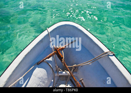 Ancoraggio arrugginito in prua della barca Foto Stock