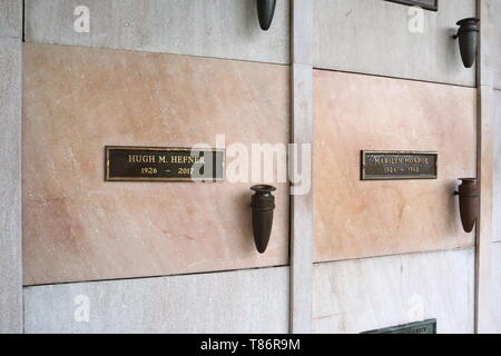 Marilyn Monroe e Hugh Hefner grave nel Westwood Village Memorial Park di Los Angeles in California Foto Stock