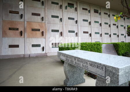 Marilyn Monroe e Hugh Hefner grave nel Westwood Village Memorial Park di Los Angeles in California Foto Stock