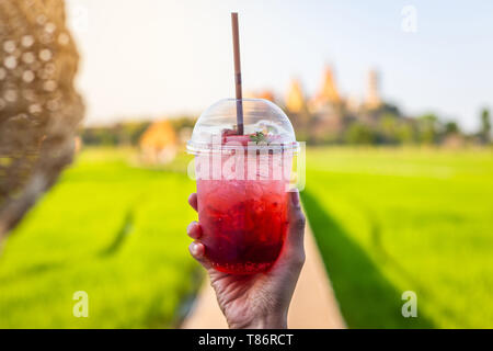 Happy girl mani cocktail di fragole o di carbonato di sodio nella stagione estiva all'aperto tempo di relax Foto Stock