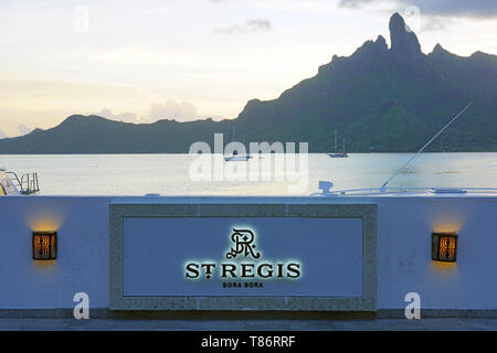 BORA BORA, Polinesia francese -4 DEC 2018- vista notturna del Monte Otemanu mountain visto dalla St Regis Bora Bora Resort sulla laguna in francese Po Foto Stock