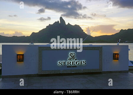 BORA BORA, Polinesia francese -4 DEC 2018- vista notturna del Monte Otemanu mountain visto dalla St Regis Bora Bora Resort sulla laguna in francese Po Foto Stock