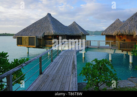 BORA BORA, Polinesia francese -3 DEC 2018- Vista di bungalow Overwater ville con tetto in paglia in laguna Bora Bora in Polinesia francese. Foto Stock