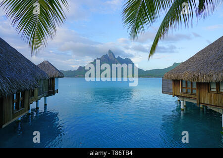 BORA BORA, Polinesia francese -3 DEC 2018- Vista di bungalow Overwater ville con tetto in paglia in laguna Bora Bora in Polinesia francese. Foto Stock