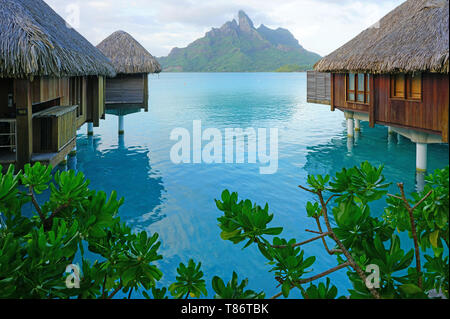 BORA BORA, Polinesia francese -3 DEC 2018- Vista di bungalow Overwater ville con tetto in paglia in laguna Bora Bora in Polinesia francese. Foto Stock