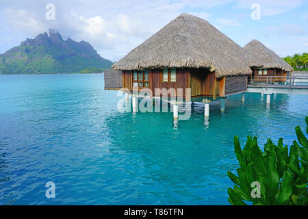 BORA BORA, Polinesia francese -3 DEC 2018- Vista di bungalow Overwater ville con tetto in paglia in laguna Bora Bora in Polinesia francese. Foto Stock