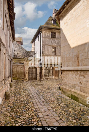 Street nella medievale cittadina francese Foto Stock