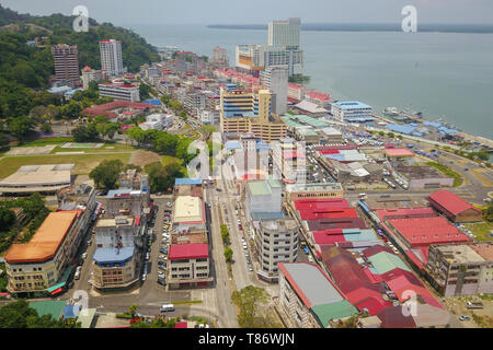 Vista aerea della piccola cittadina vicino al mare.vista parziale di Sandakan cittadina situata a Sabah costa orientale una volta noto come Little Hong Kong del Borneo. Foto Stock