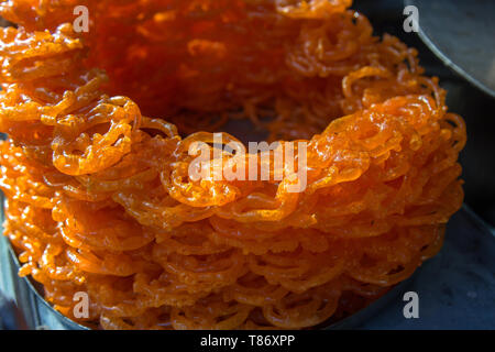 Vista ravvicinata di Jalebi. molto dolce Indian sweetie con sciroppo fritti in olio Foto Stock