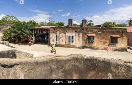 Esterno del Fort Jesus regali, un sedicesimo secolo costiera portoghese fort, ora un museo, Mombasa, in Kenya Foto Stock