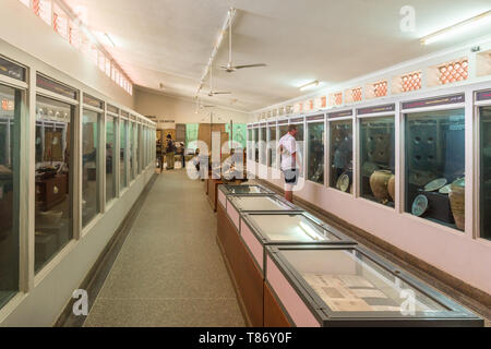 Interno del Fort Jesus museum gallery con i turisti la visualizzazione di artefatti sul display, Mombasa, in Kenya Foto Stock