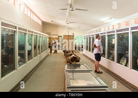 Interno del Fort Jesus museum gallery con i turisti la visualizzazione di artefatti sul display, Mombasa, in Kenya Foto Stock