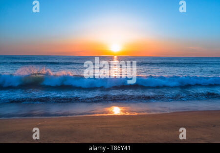 Bel Tramonto sulla spiaggia in blu, rosa e arancio Foto Stock