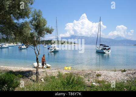 Sailing yacht ancorati nella baia a nord di Port Atheni, Meganisi Island, Grecia Foto Stock