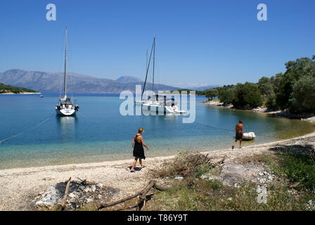 Sailing yacht ancorati nella baia a nord di Port Atheni, Meganisi Island, Grecia Foto Stock