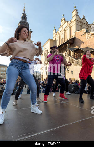 Cracow Polonia - Marzo 30, 2019: International Flashmob Giorno della rueda de casino. Diverse centinaia di persone di danza ritmi ispanica nella piazza principale di Foto Stock