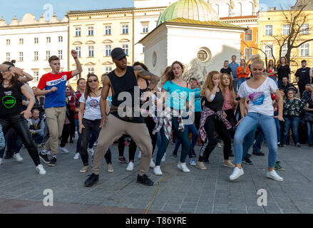 Cracow Polonia - Marzo 30, 2019: International Flashmob Giorno della rueda de casino. Diverse centinaia di persone di danza ritmi ispanica nella piazza principale di Foto Stock