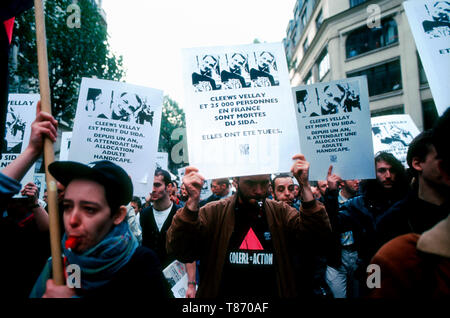 Parigi, Francia - Sad Crowd Aids Activists of Act Up Paris Marching in Funeral Processione dell'ex Presidente dell'Associazione, Cleews Vellay, 26 ottobre 1994, Holding protesta firma su strada, agire su poster Foto Stock