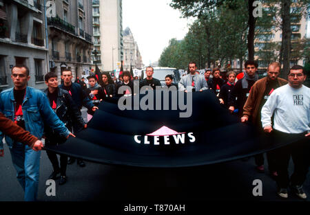 Parigi, Francia - folla di attivisti contro l'AIDS di Act Up Paris Marching in funerale Processione dell'ex Presidente dell'Associazione, Cleews Vellay, 26 ottobre 1994, giovani che protestano Foto Stock