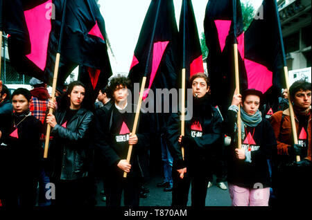 Parigi, Francia - Gruppo Aids attivisti di Act Up Parigi Marching con le bandiere nella Processione funeraria dell'ex presidente dell'Associazione, 'Cleews Vellay', proteste, giovani che protestano, agire per protesta silenzio morte Foto Stock