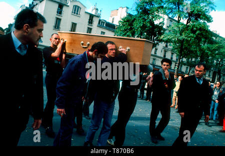 Parigi, Francia - Gruppo Aids attivisti della Act Up Parigi Marching in funeral Processione dell'ex presidente dell'Associazione, Cleews Vellay, 26 ottobre 1994, portando funeral Casket per l'incenerimento, triste folla Foto Stock