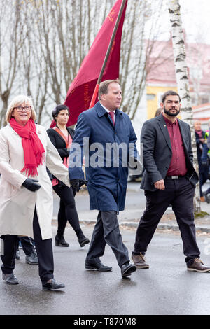 UMEA, Svezia - 1 Maggio 2019 - Stefan Löfven Primo Ministro di Svezia a piedi attraverso le strade della città il 1 maggio sfilano a Umeå. Foto Stock