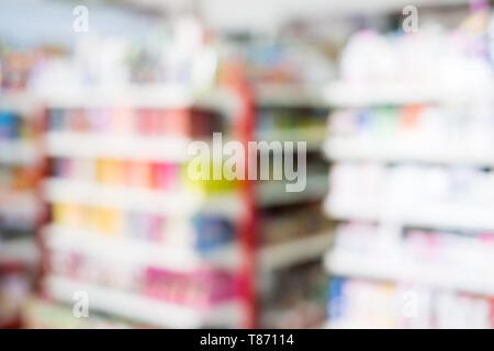 Scena sfocata del ripiano del corridoio colorato alimentari Foto Stock