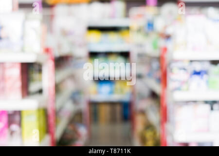 Scena sfocata del ripiano del corridoio colorato negozio di generi alimentari nel supermercato Foto Stock