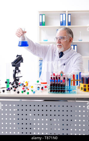 Vecchia farmacia maschio in laboratorio Foto Stock