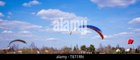 Regione di Leningrado Aprile 2019 parapendio vola contro lo sfondo di campi, terra. Vista da sopra. Parapendio Foto Stock