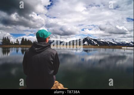 Uomo in un lago di montagna Foto Stock